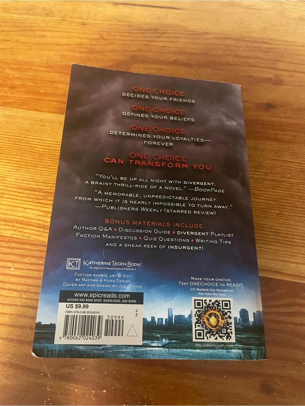 Divergent by Veronica Roth - Blue Cover Paperback